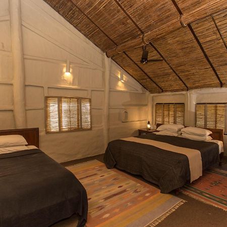 Tiger Tops Tharu Lodge Chitwan Exteriör bild