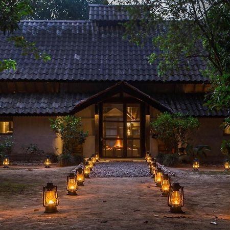 Tiger Tops Tharu Lodge Chitwan Exteriör bild