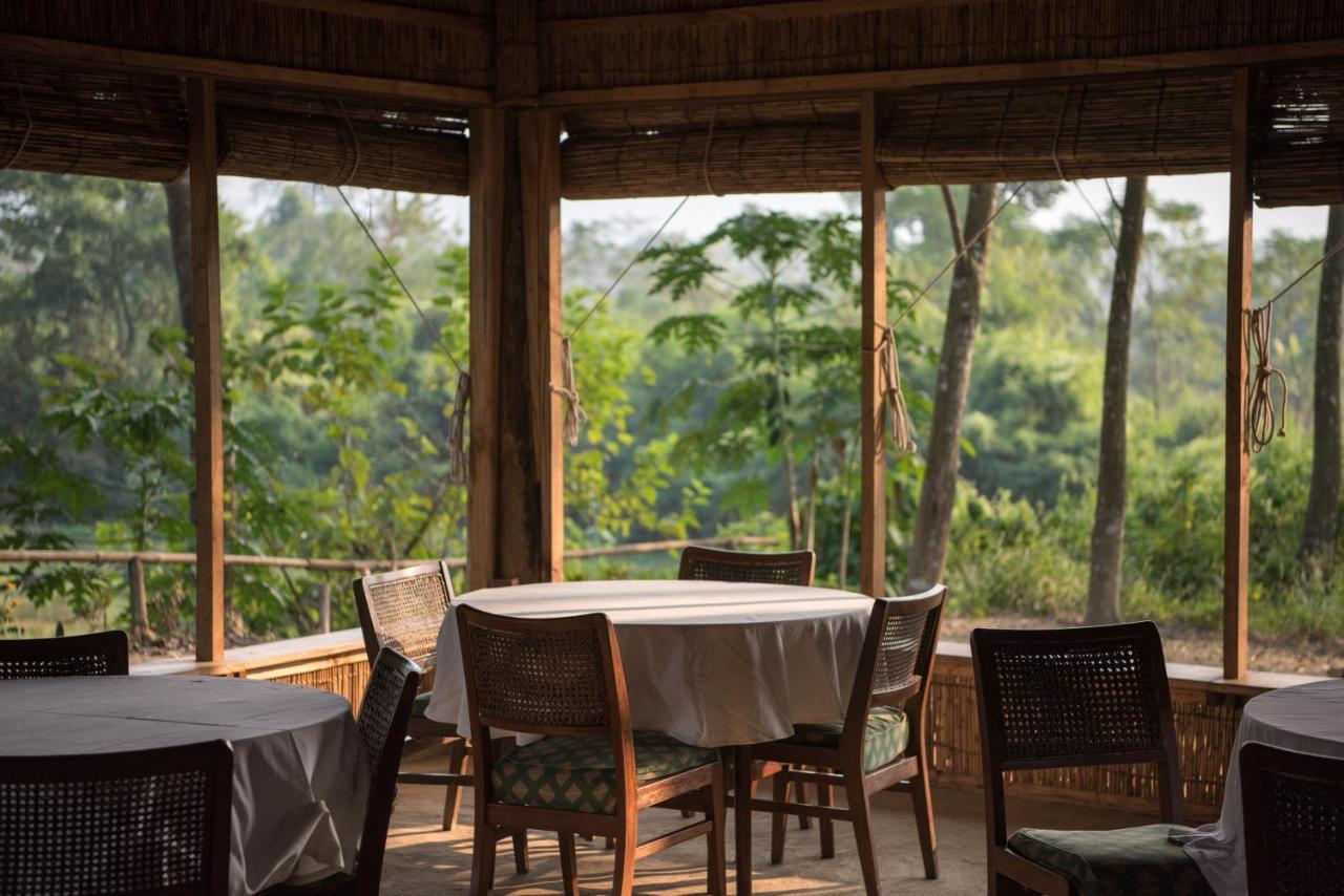 Tiger Tops Tharu Lodge Chitwan Exteriör bild