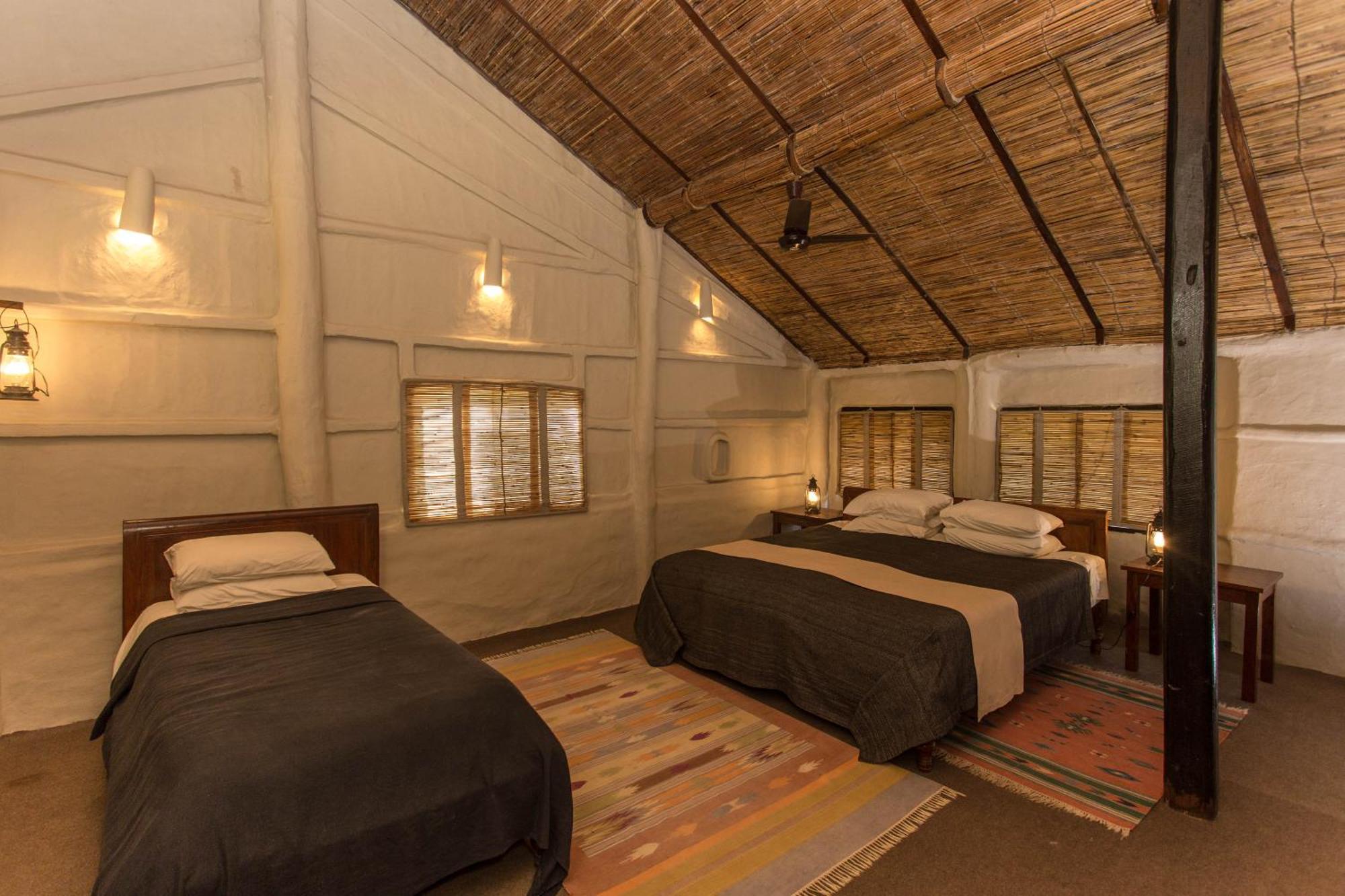 Tiger Tops Tharu Lodge Chitwan Exteriör bild