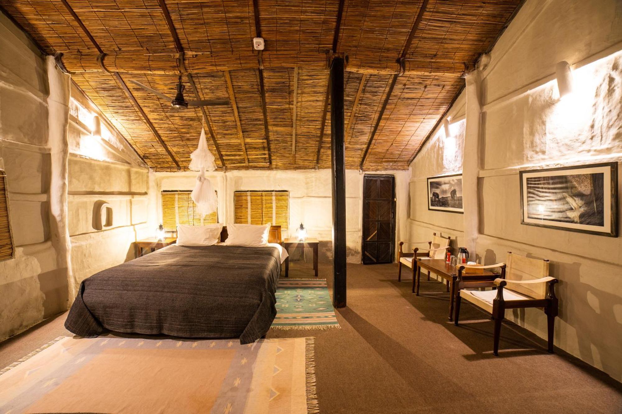 Tiger Tops Tharu Lodge Chitwan Exteriör bild