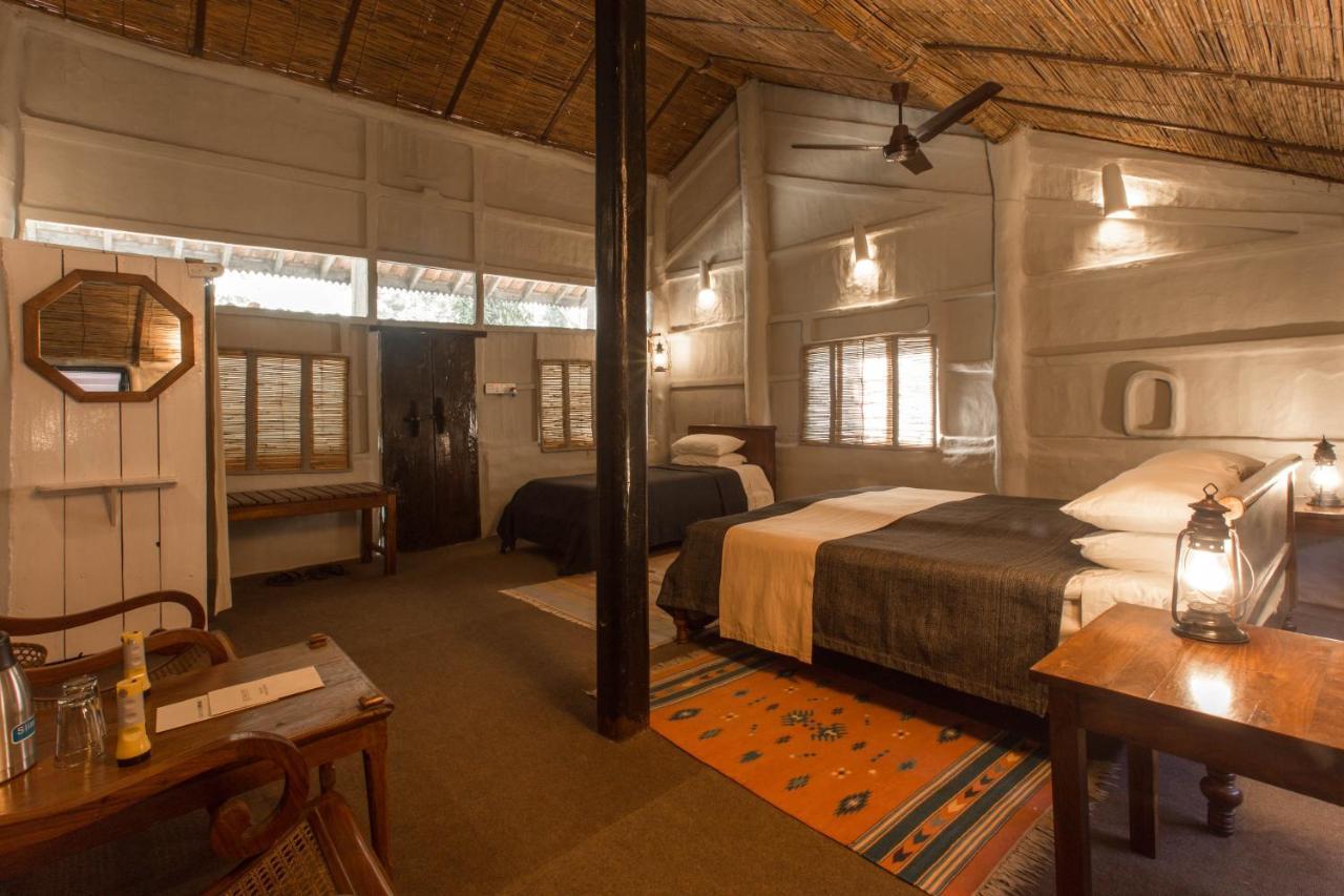 Tiger Tops Tharu Lodge Chitwan Exteriör bild