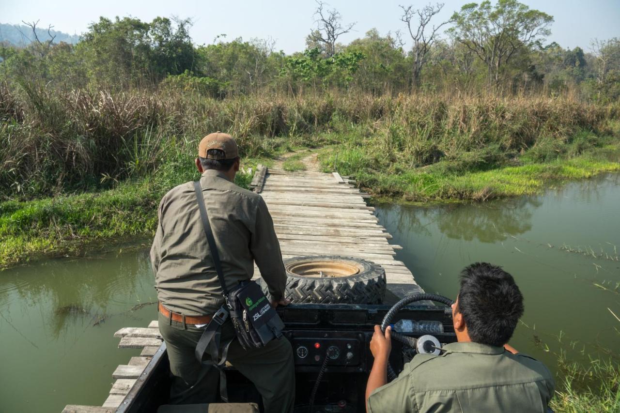 Tiger Tops Tharu Lodge Chitwan Exteriör bild